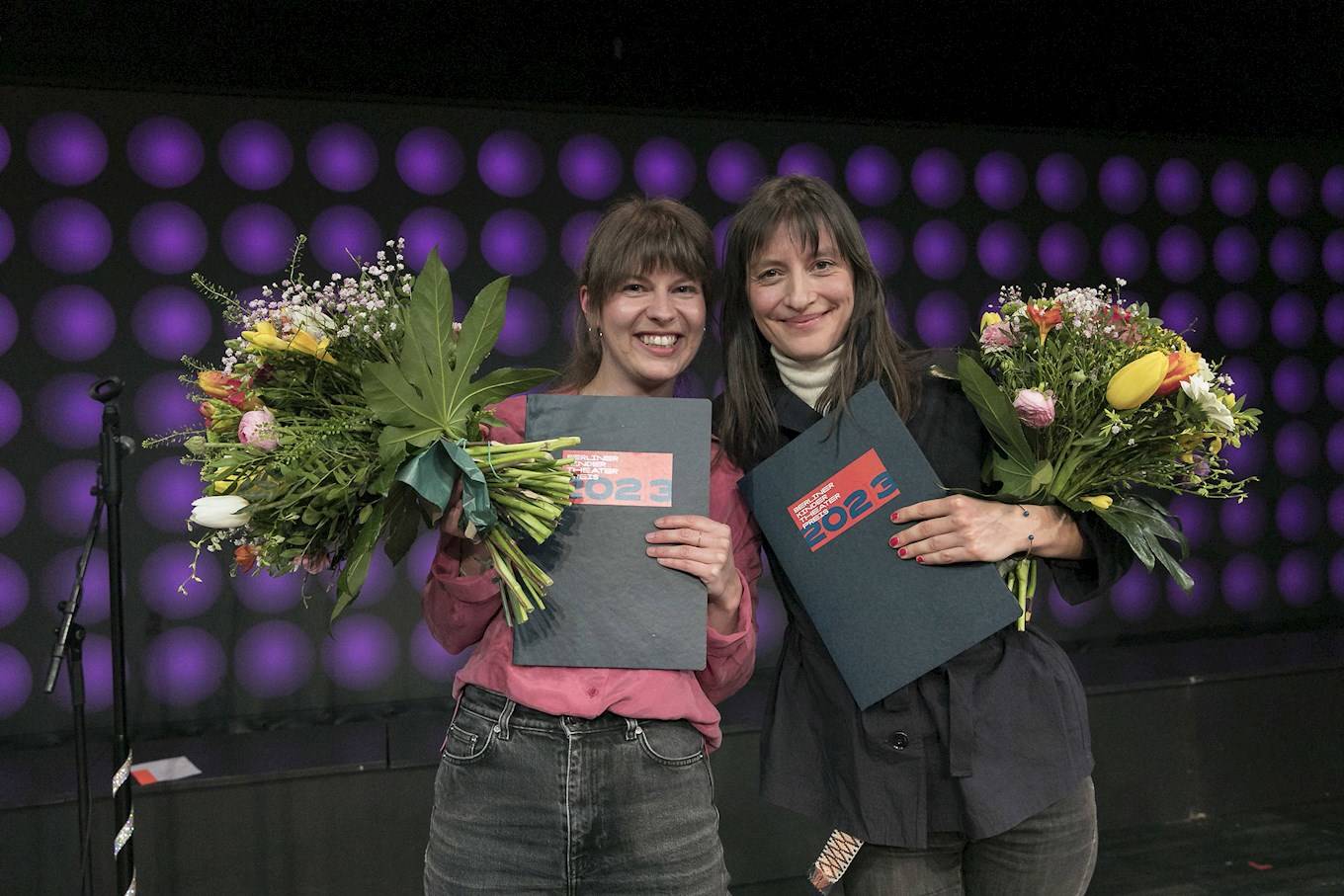 GRIPS Theater Preisverleihung 2023 Marie Httner Frderpreis und Preistrgerin Lara Schtzsack David Bal