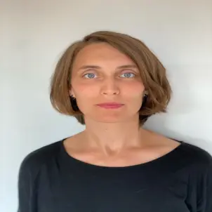 Porträtfoto Clara Vanfraechem mit halblangem Haar und schwarzem Top.