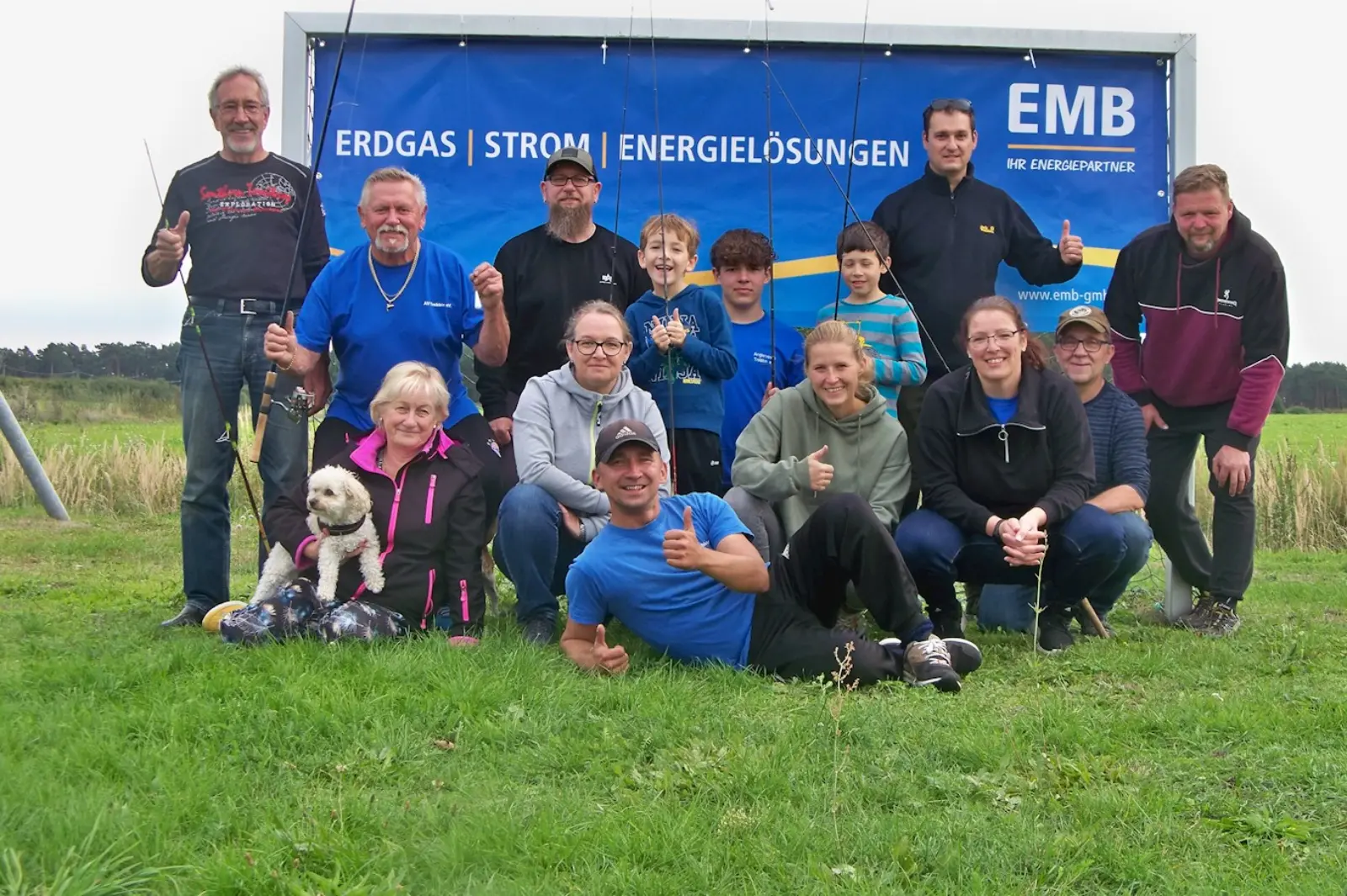 Teamfoto auf einer Wiese