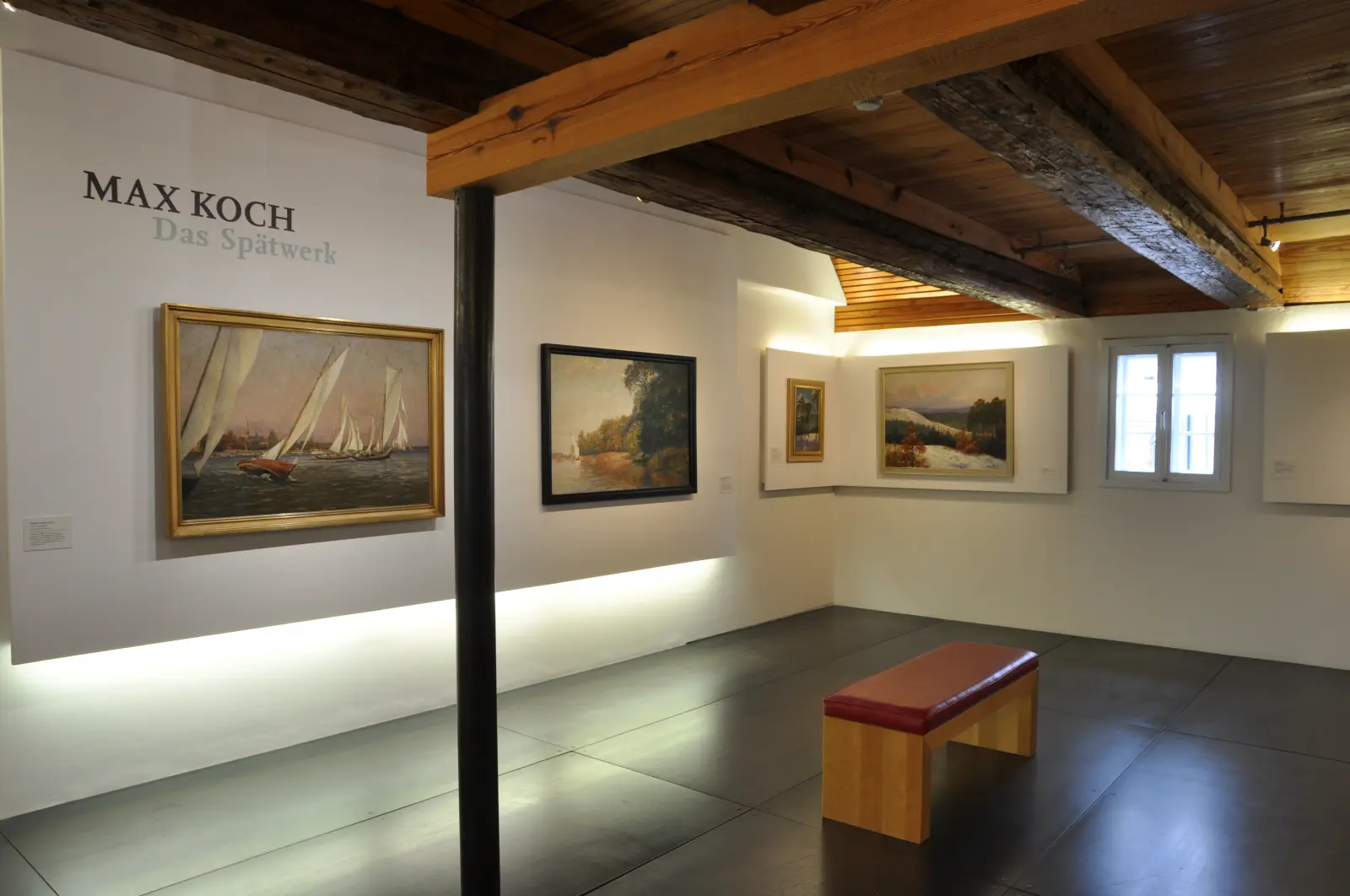 Museumsraum mit verschiedenen Gemälden