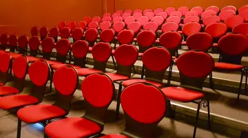 Der Saal mit den roten Stühlen der Volksbühne Michendorf
