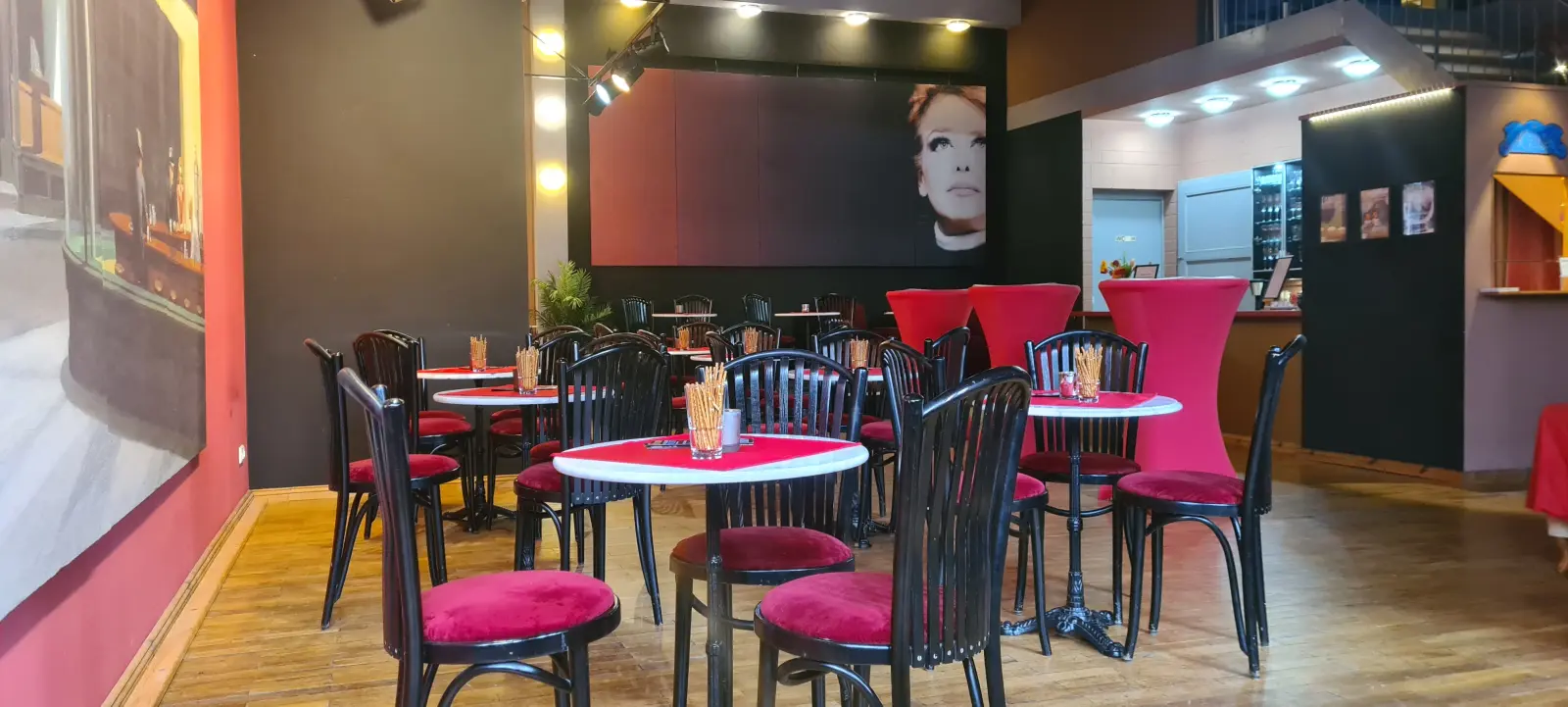 Der Vorraum mit Stühlen und Tischen mit einem kleinen Café.
