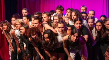 Mitwirkende der Academy in Berlin-Kreuzberg auf der Bühne