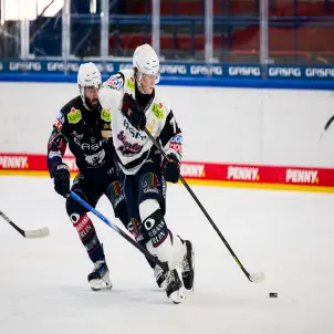 Zweikampf auf dem Eis: Liam Kirk und Norwin Panocha beim Training der Eisbären Berlin im August 2025.