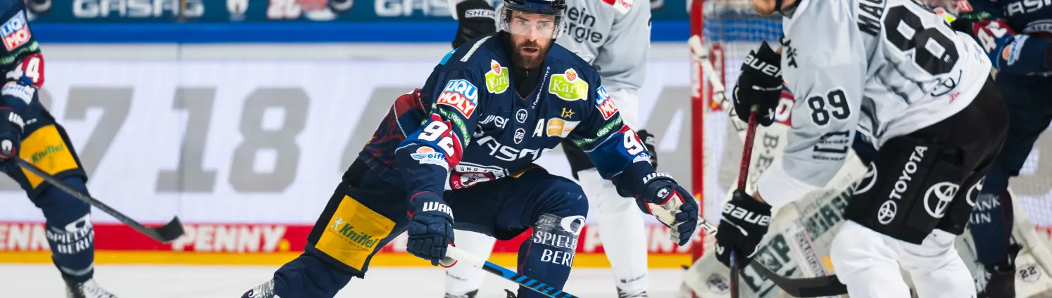 Marcel Noebels von den Eisbären Berlin während des Spiels zwischen den Eisbären Berlin und den Kölner Haien am 21. April 2025 in Berlin.