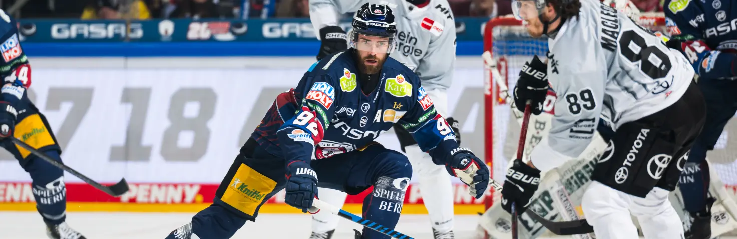 Marcel Noebels von den Eisbären Berlin während des Spiels zwischen den Eisbären Berlin und den Kölner Haien am 21. April 2025 in Berlin.