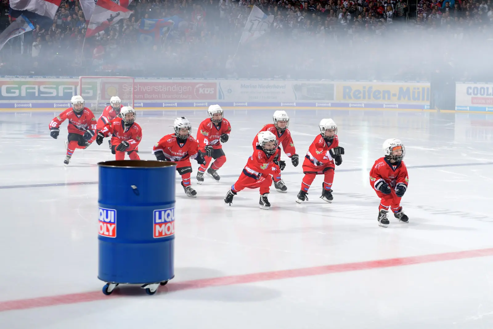 Einlauf der Eisbären Juniors beim Spiel gegen die Schwenninger Wild Wings.