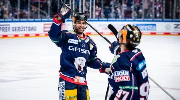 Zwei Eishockey-Spieler der Eisbären Berlin auf dem Feld.