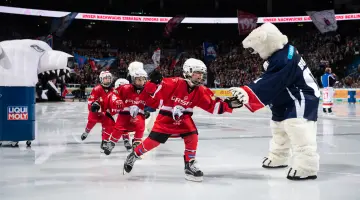 Handschlag der Eisbären Juniors mit dem Maskottchen Bully.