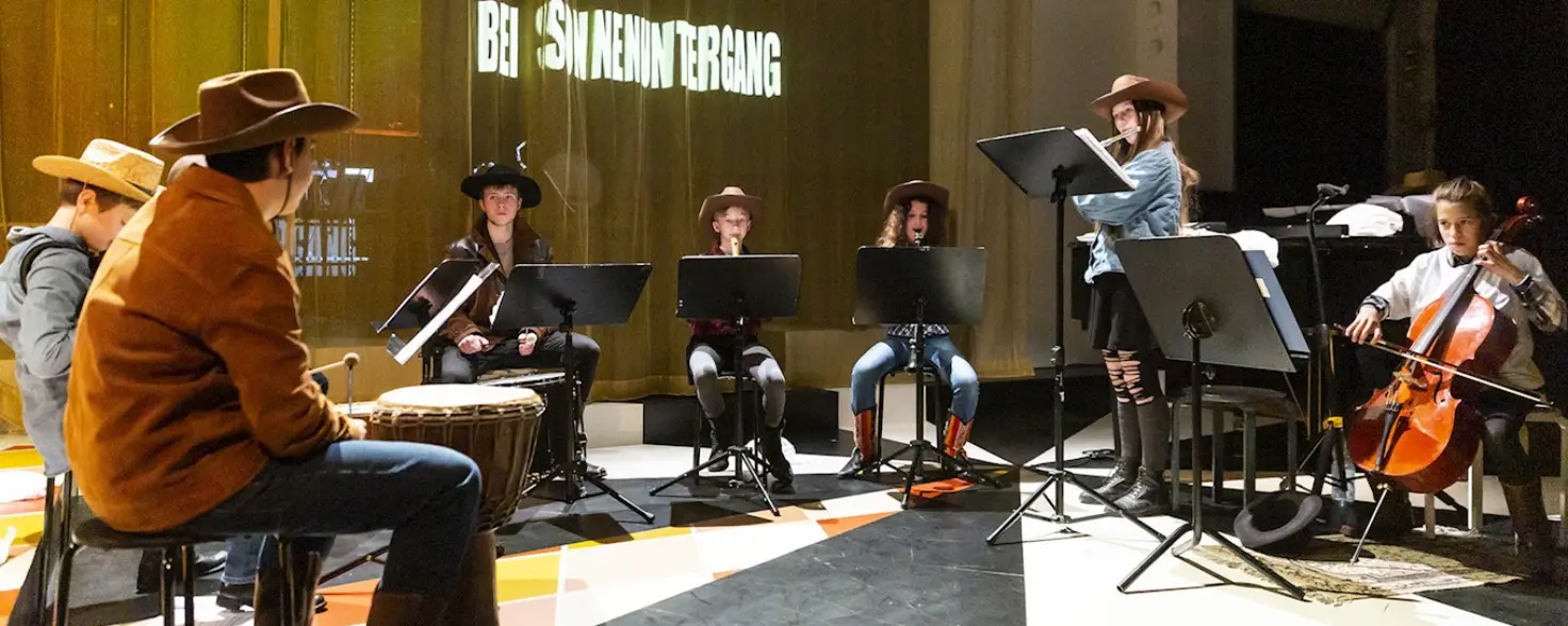 Kinder und Jugendliche musizieren auf einer Bühne