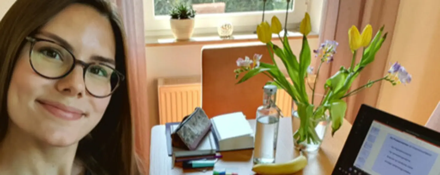 Eine Auszubildende der GASAG-Gruppe im Homeoffice vor ihrem Arbeitslaptop