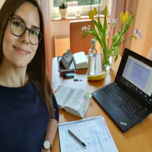 Eine Auszubildende der GASAG-Gruppe im Homeoffice vor ihrem Arbeitslaptop