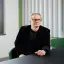 Ein GASAG-Gruppen-Mitarbeiter sitzt im Büro in einem grünen Sessel