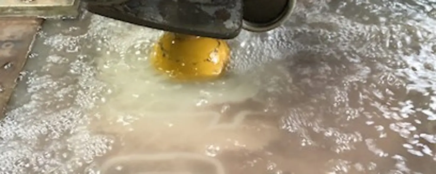 Eine Maschine fertig Buchstaben unter Wasser