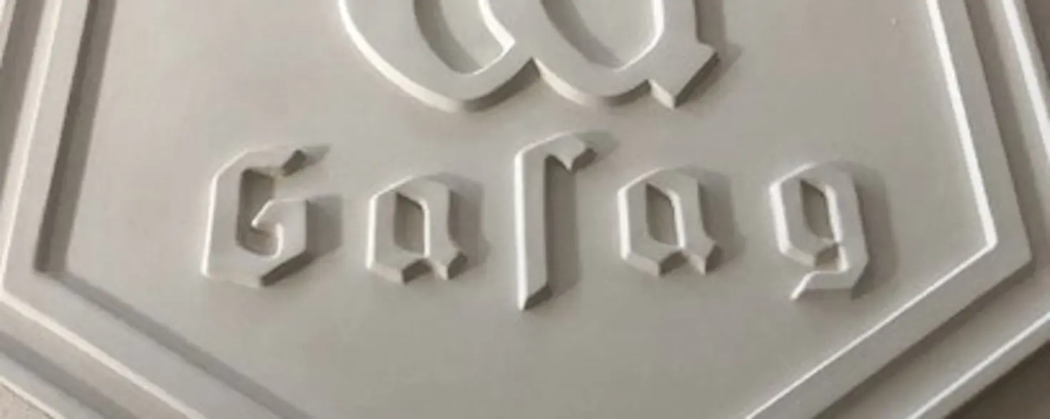 Porzellan-Tafel mit historischem GASAG-Logo