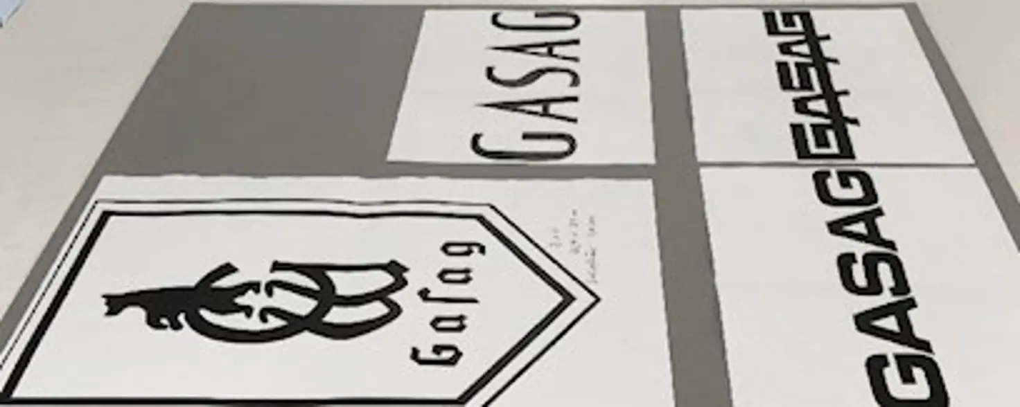 Vorlagen für GASAG-Logos liegen auf einem Tisch