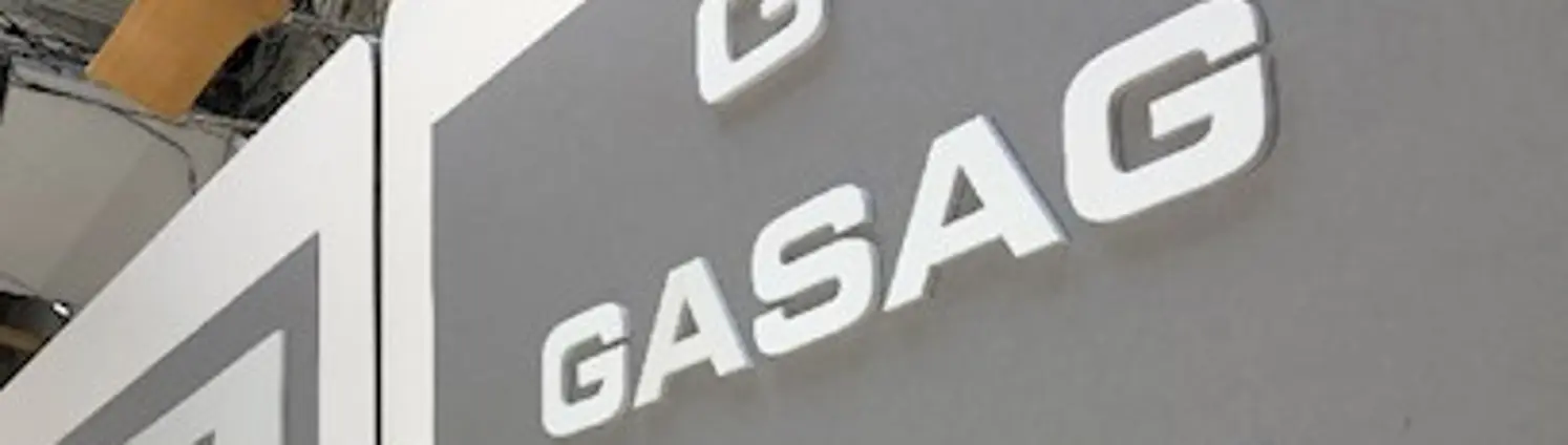 Historische GASAG-Schriftzüge hängen an einer Wand