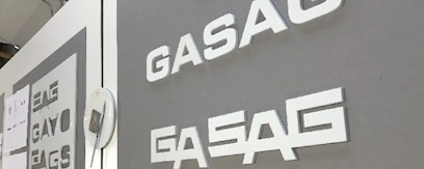 Historische GASAG-Schriftzüge hängen an einer Wand