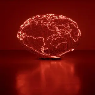 Ein Globus aus Metallstreben, die Kontinente rot leuchtend umrandet. Der Boden reflektiert das rote Licht.
