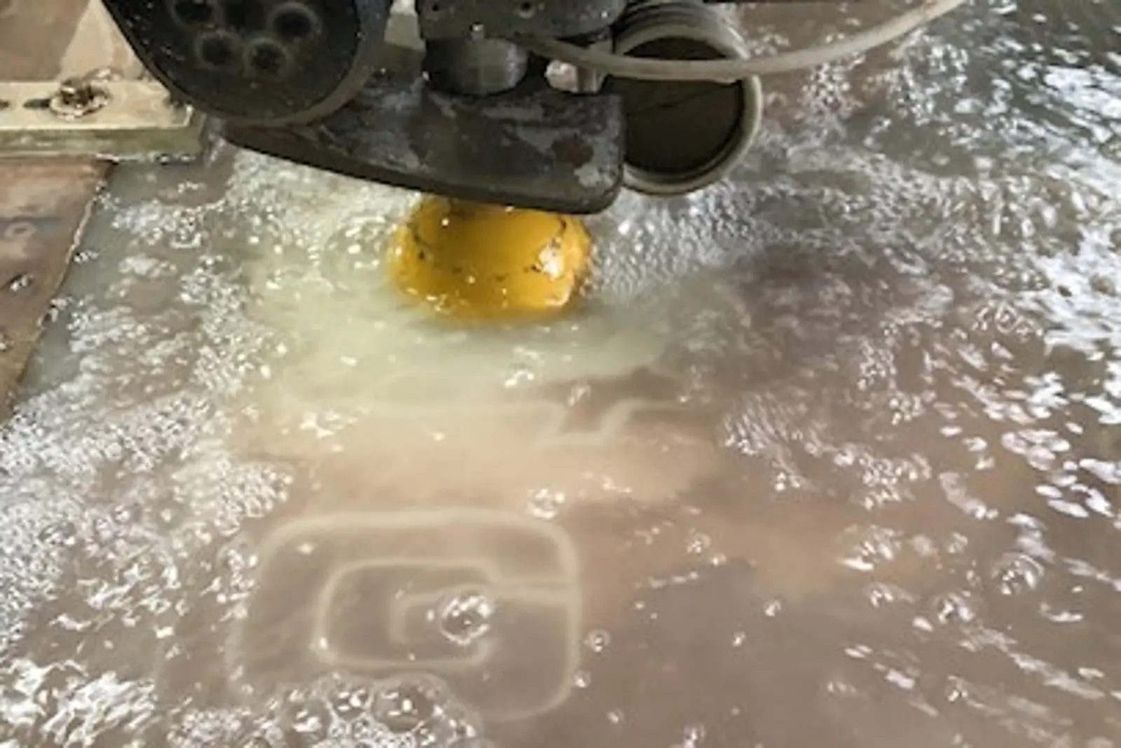 Eine Maschine fertig Buchstaben unter Wasser