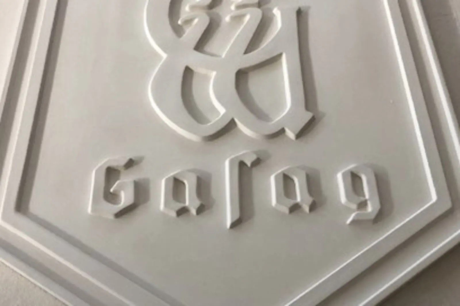 Porzellan-Tafel mit historischem GASAG-Logo