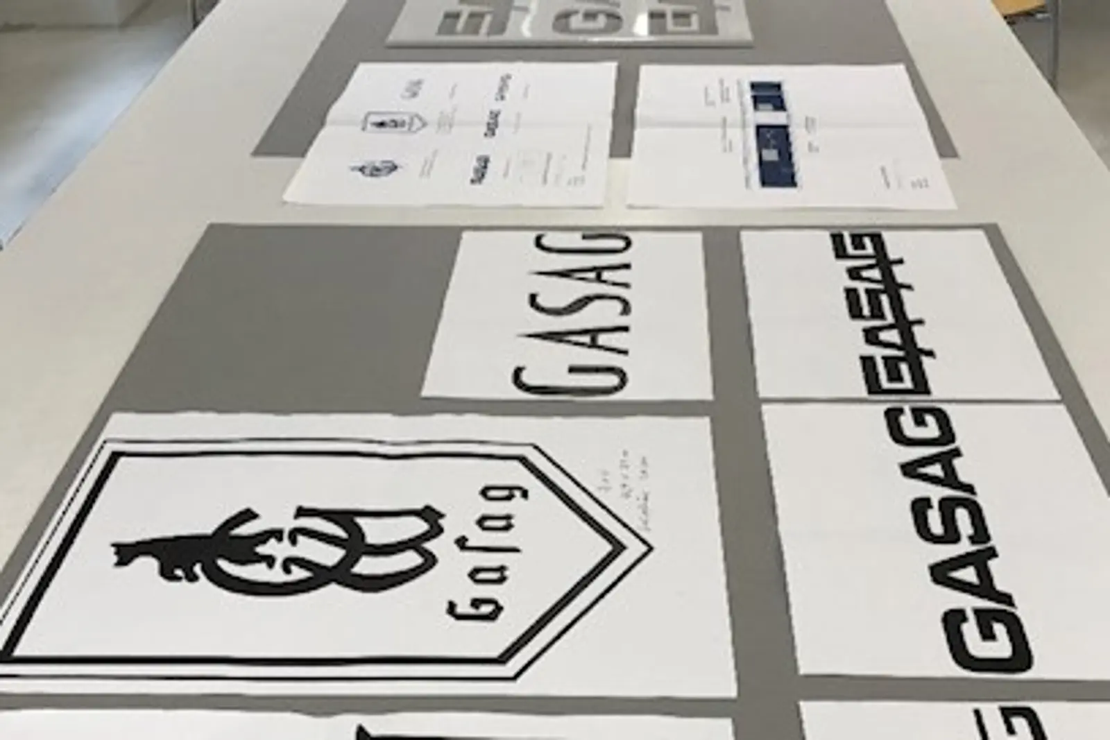 Vorlagen für GASAG-Logos liegen auf einem Tisch