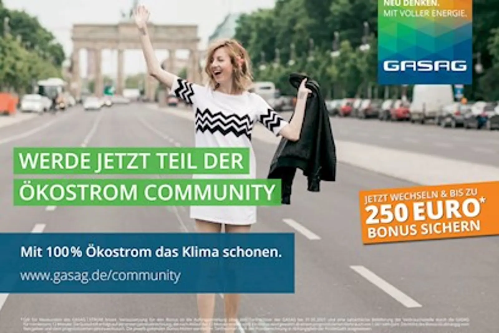 Eine Frau mit weißem Kleid reckt die Arme in die Höhe und freut sich. Hinter ihr ist das Brandenburger Tor.