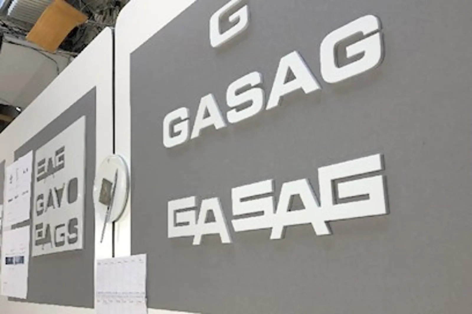 Historische GASAG-Schriftzüge hängen an einer Wand