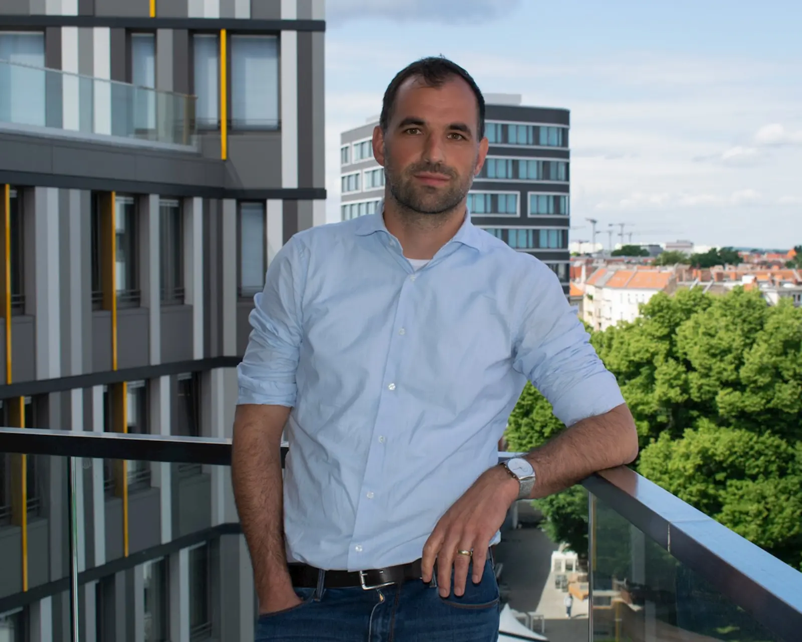 Thomas steht auf einem Balkon, links im Hintergrund das GASAG-Gebäude