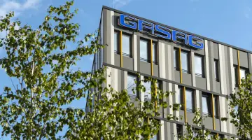 Links ein Baum und rechts davon ein GASAG Gebäude