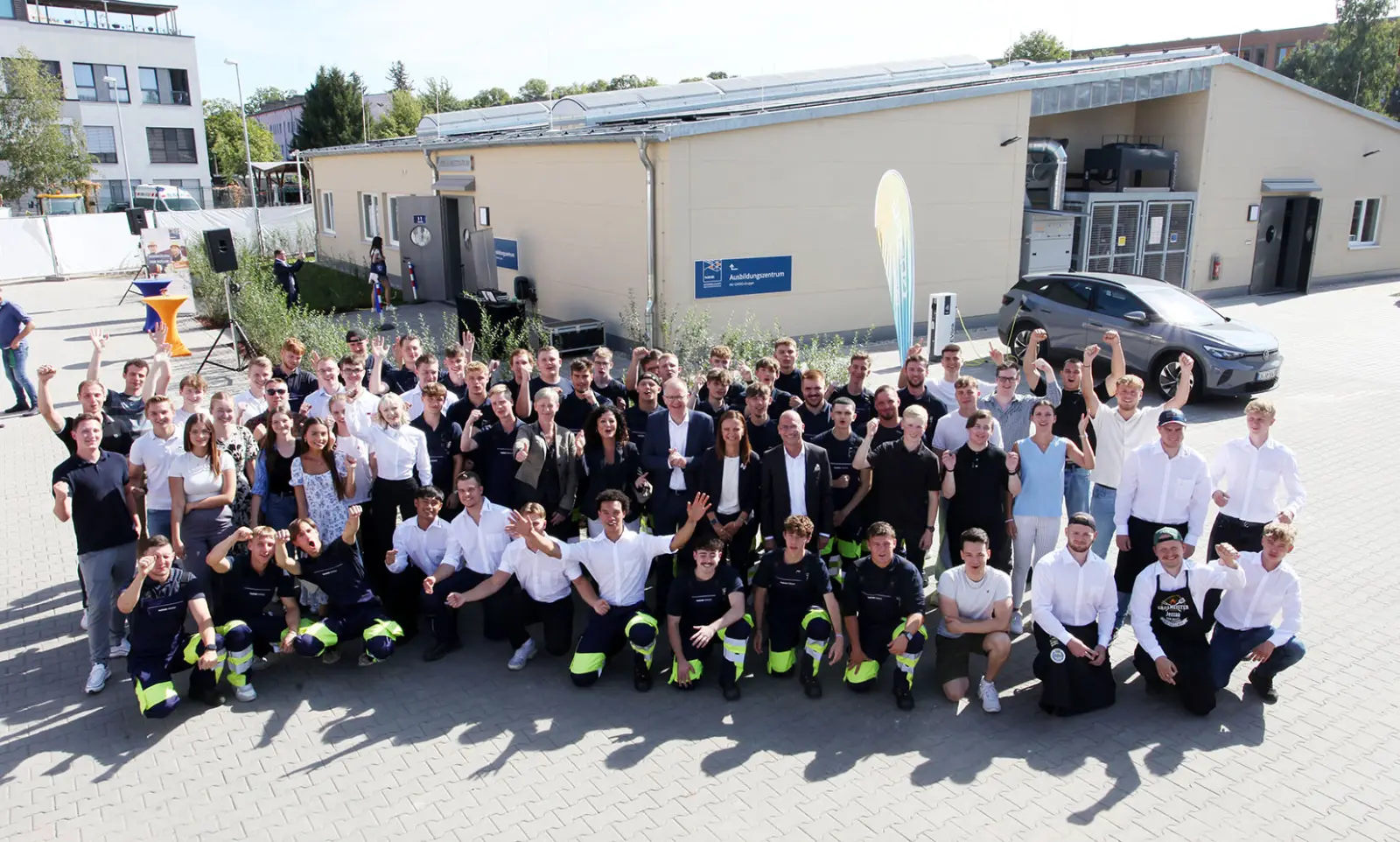 Auszubildende und dual Studierende der GASAG-Gruppe bei der Eröffnung des neuen Ausbildungszentrums.