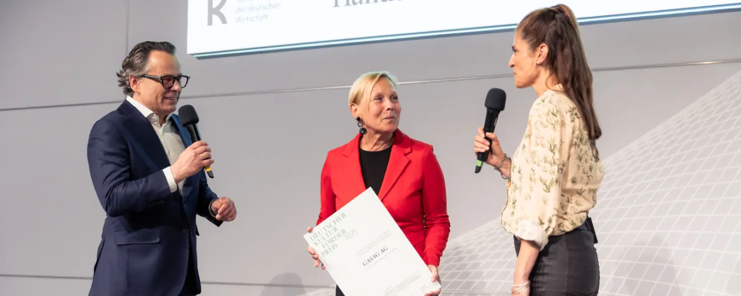 Verleihung des Deutschen Kultuförderpreises 2025 auf der Bühne an GASAG