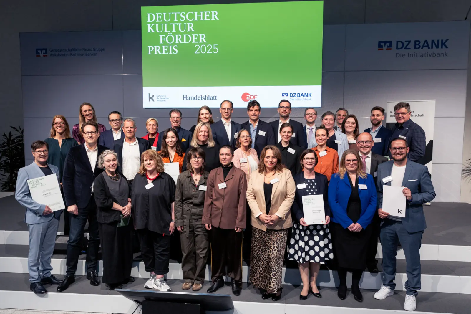 Gruppenfoto: Die Gewinnerinnen und Gewinner des Deutschen Kulturförderpreises 2025 präsentieren Ihre Auszeichnungen.