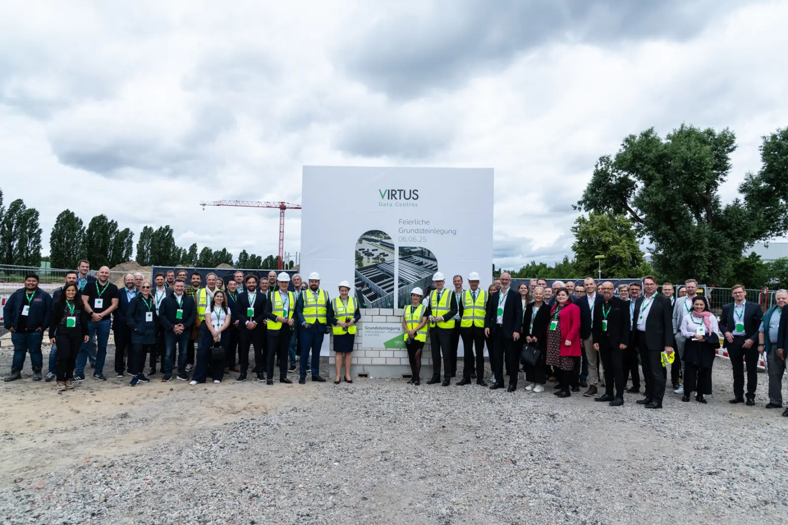 Gruppenbild auf der Baustelle der Grundsteinlegung von Virtus