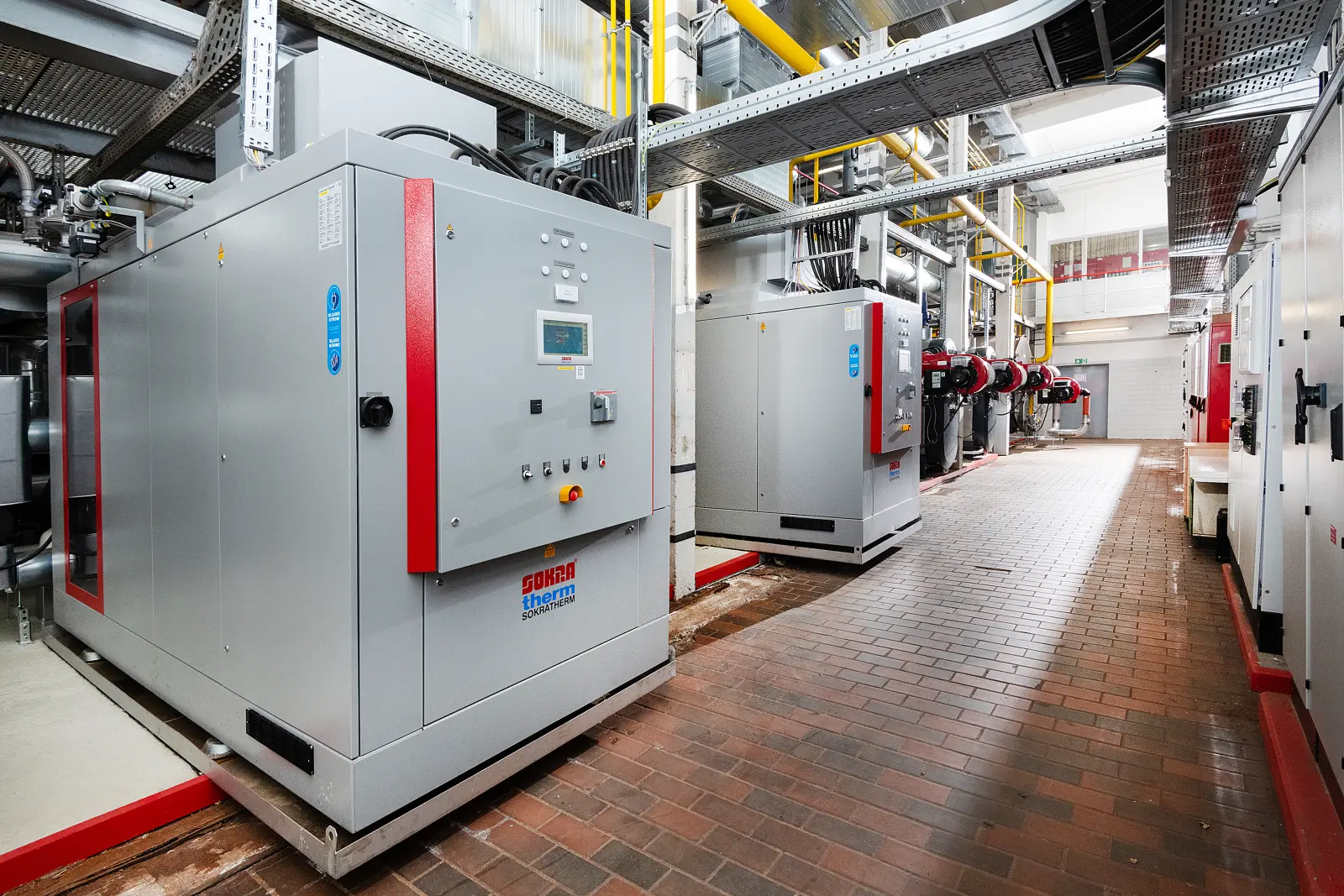 Energiezentrale mit zwei BHKW li. und Gasbrennwertkesseln re.