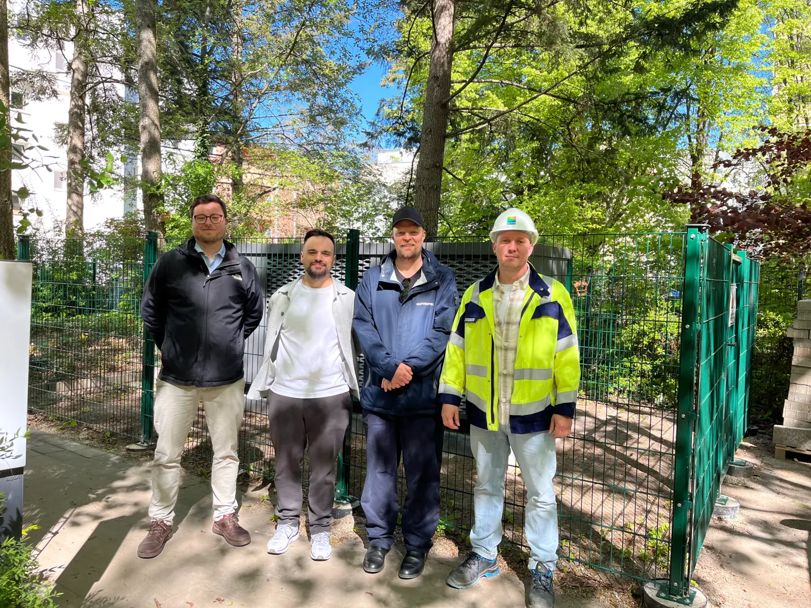 Foto von vier Personen auf der Projektbaustelle