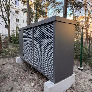 Luftwärmepumpe im Schallschutzgehäuse