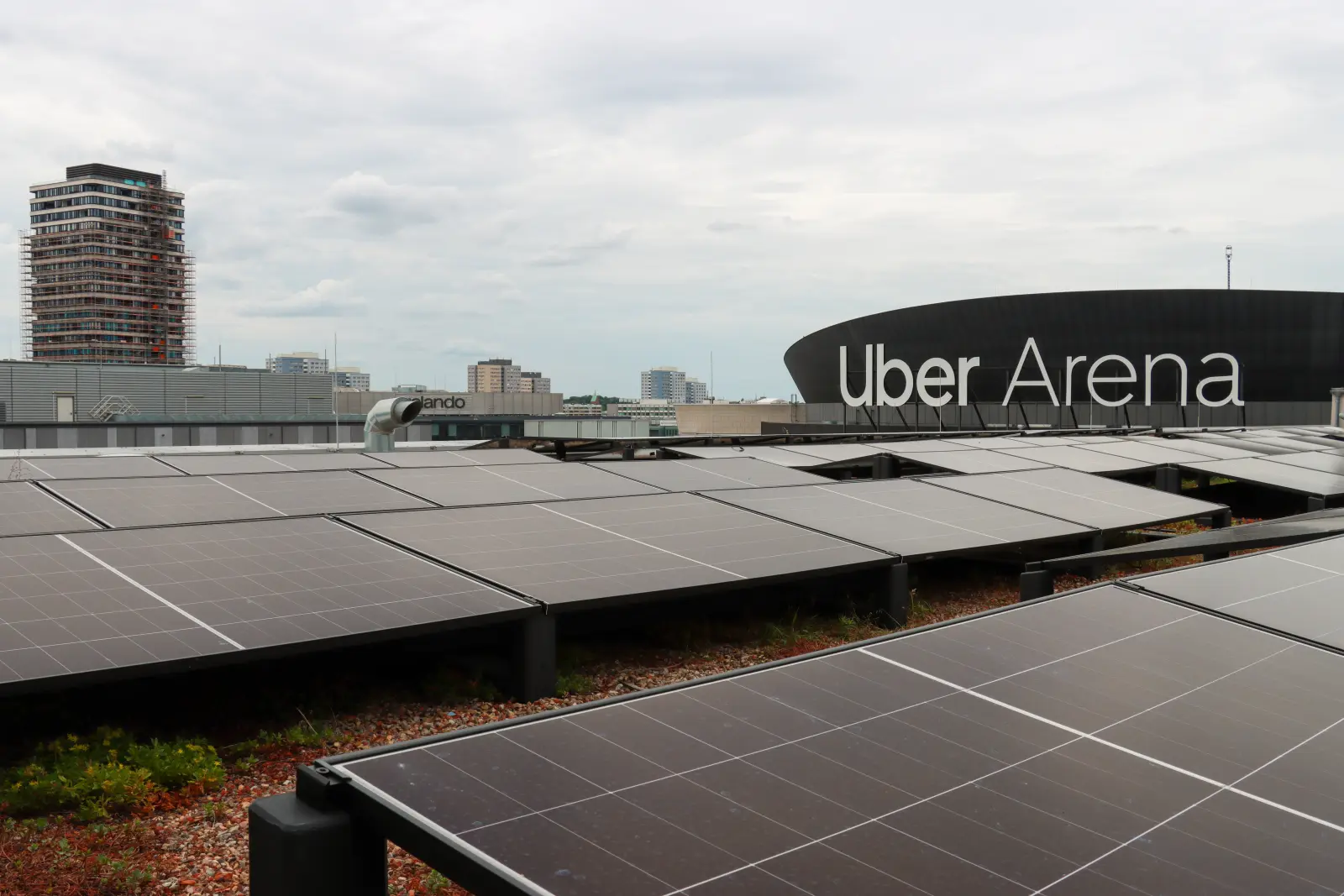 PV-Anlage auf dem Dach der Uber Arena in Berlin-Friedrichshain