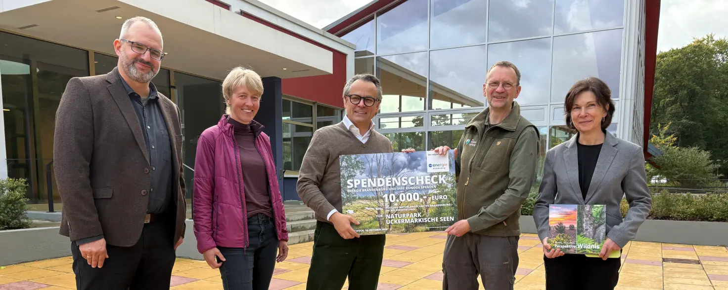 Energie Brandenburg überreicht 10.000 Euro-Scheck für Projekte im Naturpark Uckermärkische Seen.