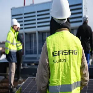 Arbeiter mit Warnweste, auf der GASAG Solution Plus steht