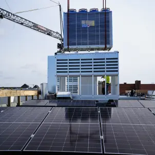 Dach eines Hauses mit Wärmepumpe und Solaranlagen