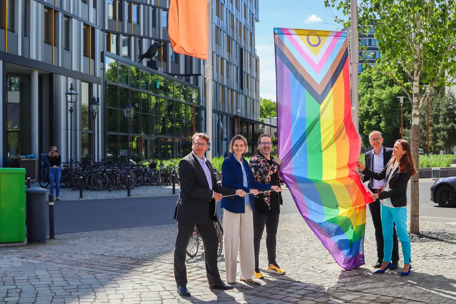 Monat der Vielfalt 2024: GASAG hisst Vielfaltsflagge am EUREF-Campus.
