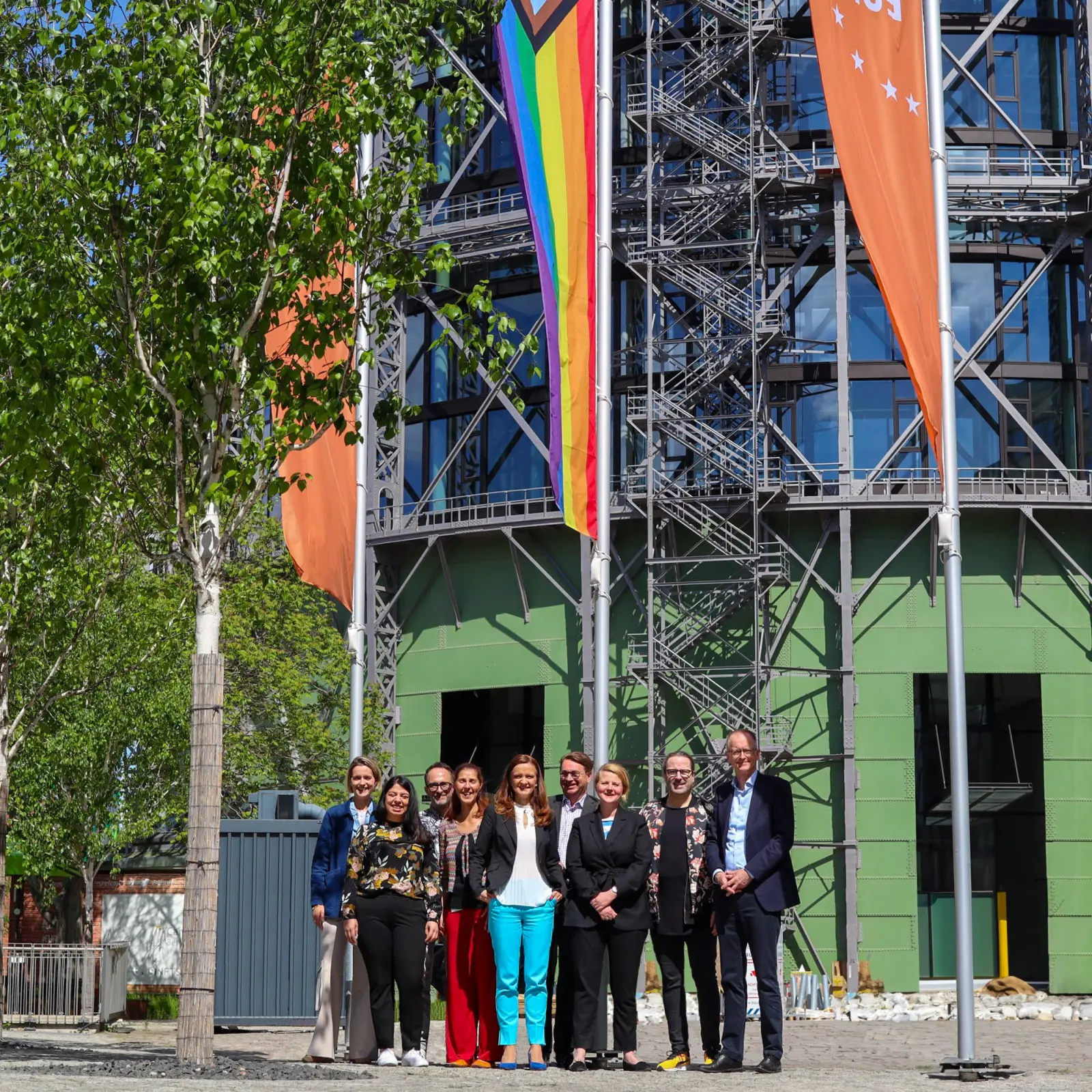 Monat der Vielfalt 2024: Vielfaltsflagge vor dem Gasometer auf dem EUREF-Campus.