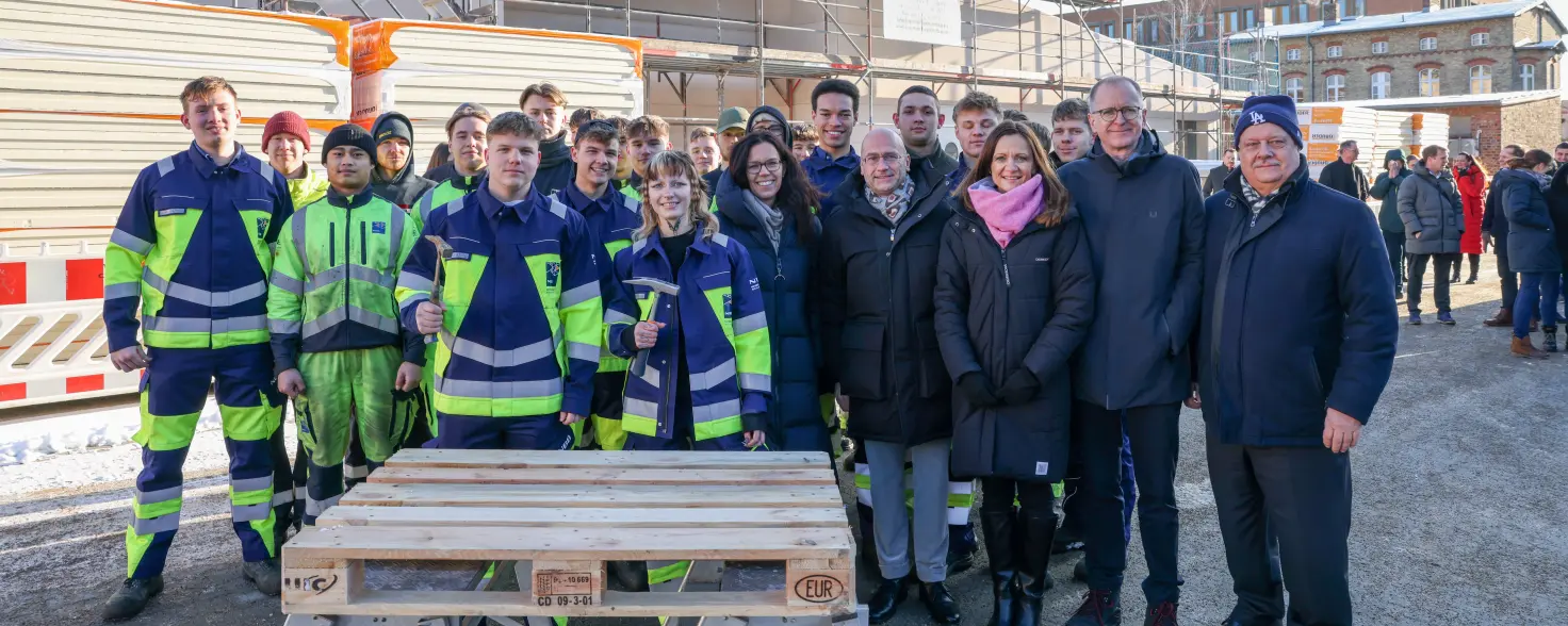 Gruppenbild mit Azubis und Chefs der NBB zum Richtfest