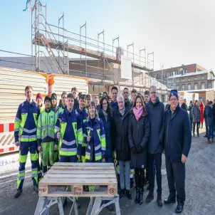 Gruppenbild mit Azubis und Chefs der NBB zum Richtfest
