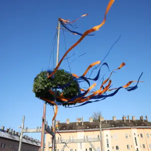 Tannenkrone des Richtfest, mit orangen und blauen Bändern