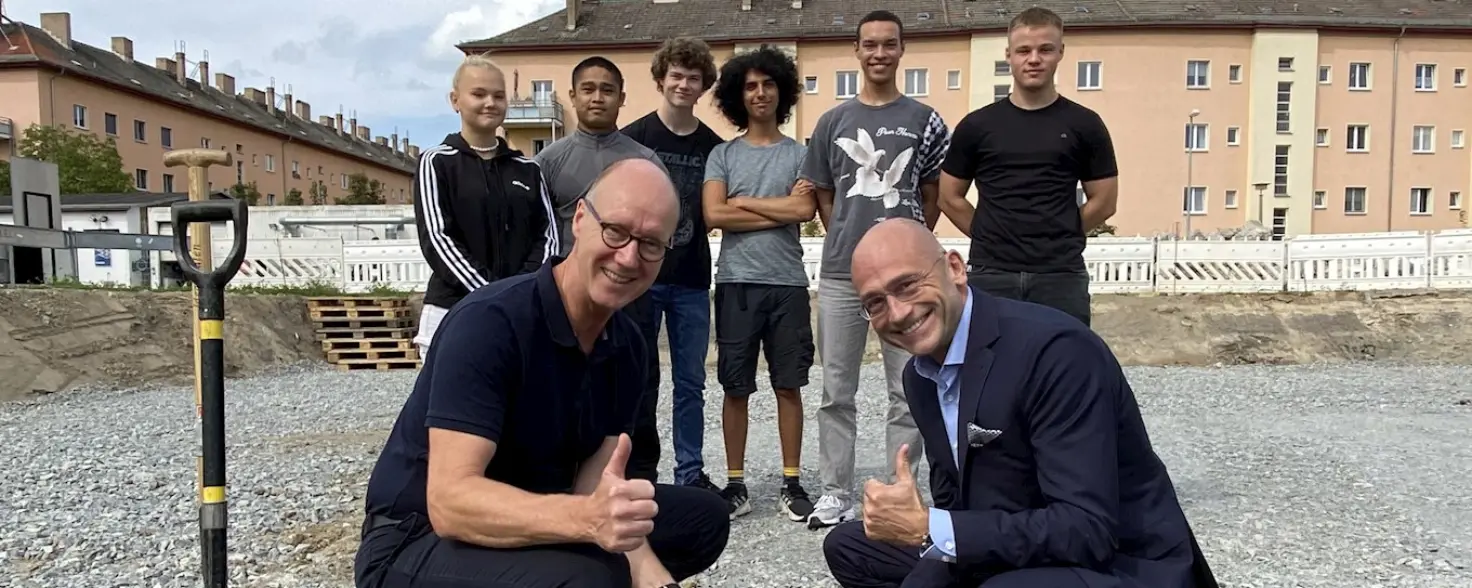 Zeitkapsel Versenkung mit Auszubildenden