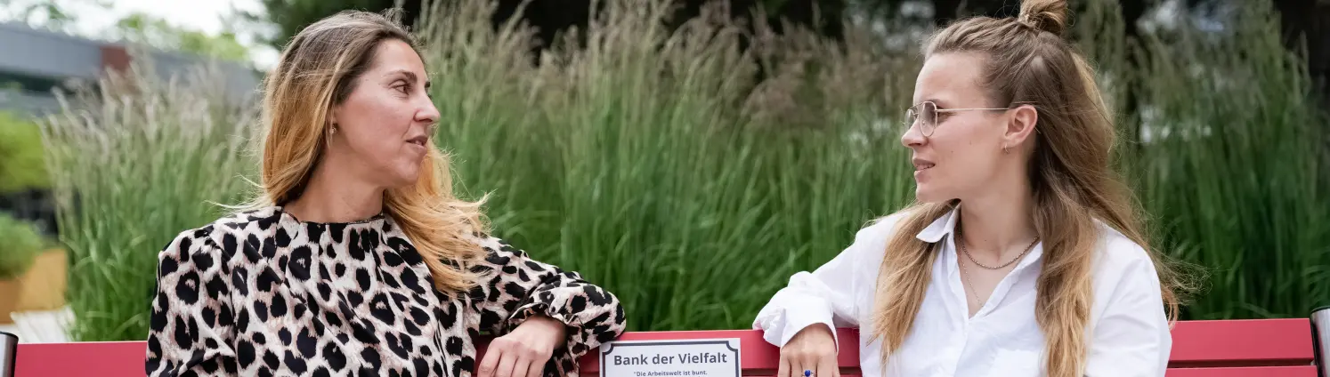 Kati Nadje interviewt Laura Partikel auf er Bank der Vielfalt auf dem EUREF-Campus