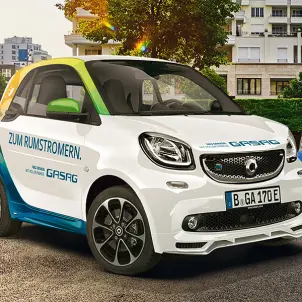 Ein mit GASAG-Logo beklebter SMART (Auto) mit Elektroantrieb.