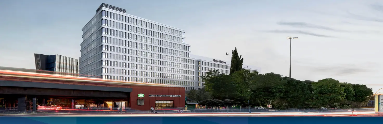 Blick auf den neuen, zehnstöckigen Büro- und Gewerbekomplex „The Friedenauer“ am S- und U-Bahnhof Innsbrucker Platz in Berlin-Schöneberg. Bild mit KI erstellt.